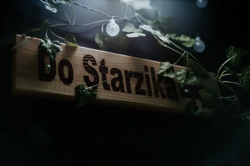 Tabliczka Do Starzika w pokoju zagadek Familock w Świętochłowicach