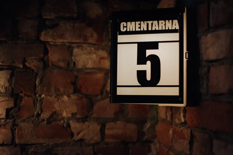 Adres Cmentarna 5 przy wejściu do escape roomu Familock