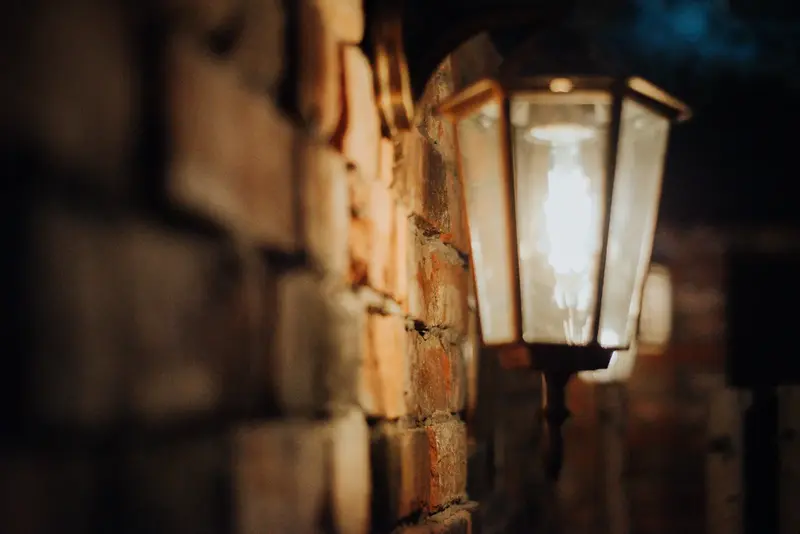 Stara lampa na ceglanej ścianie w scenografii pokoju Starzik