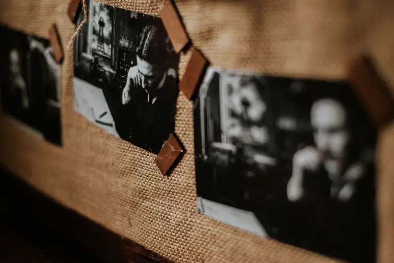 Archiwalne fotografie Nikoli Tesli jako część scenografii escape boxu