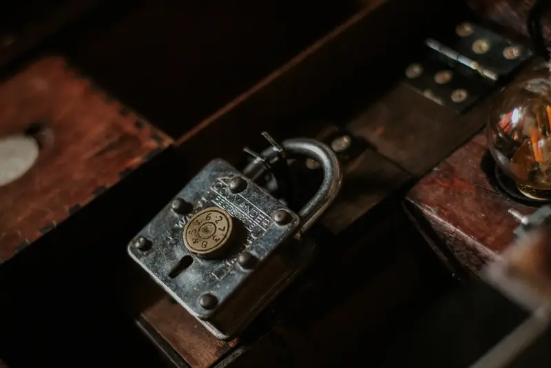 Mechaniczna kłódka będąca elementem Tesla Escape Box Familock