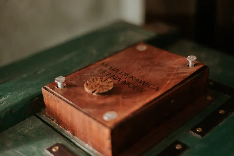 Tajemnicze drewniane pudełko w scenografii Tesla Escape Box